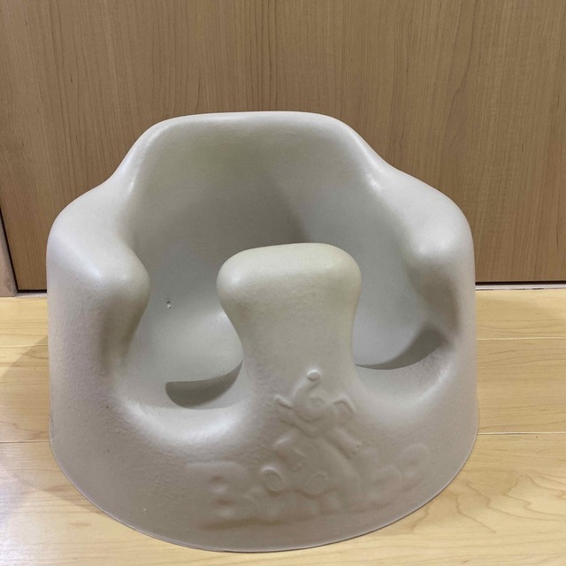 Bumbo(バンボ)のバンボ　サンドベージュ　今日のみお値下げ キッズ/ベビー/マタニティのキッズ/ベビー/マタニティ その他(その他)の商品写真