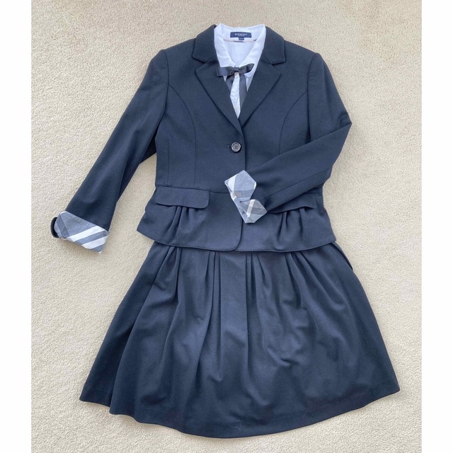 BURBERRY(バーバリー)のバーバリースーツ4点セット + リボン キッズ/ベビー/マタニティのキッズ服女の子用(90cm~)(ジャケット/上着)の商品写真