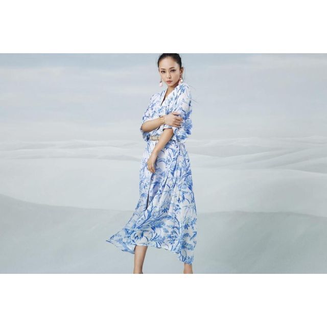 H&M(エイチアンドエム)のH&M　安室奈美恵　コラボ　ワンピース　ホワイト　ブルー レディースのワンピース(ロングワンピース/マキシワンピース)の商品写真