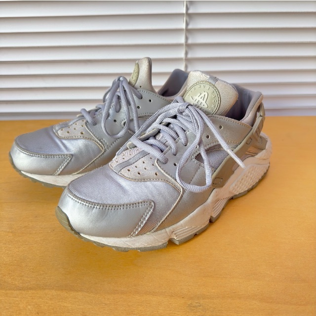 NIKE(ナイキ)のNIKE AIR HUARACHE silver 24.5cm メンズの靴/シューズ(スニーカー)の商品写真