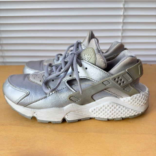 NIKE(ナイキ)のNIKE AIR HUARACHE silver 24.5cm メンズの靴/シューズ(スニーカー)の商品写真