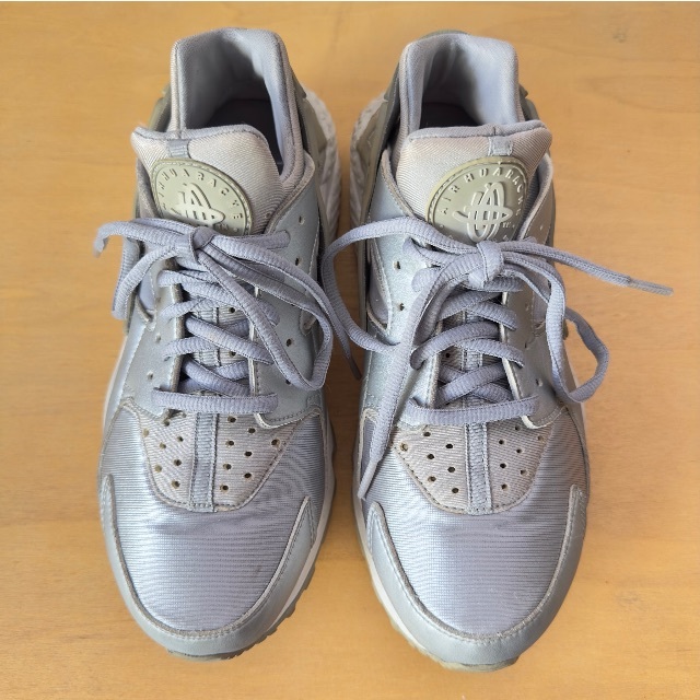 NIKE(ナイキ)のNIKE AIR HUARACHE silver 24.5cm メンズの靴/シューズ(スニーカー)の商品写真