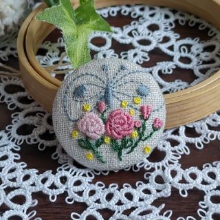 ミナペルホネン(mina perhonen)のミナペルホネン　ハンドメイド　お花　刺繍(コサージュ/ブローチ)