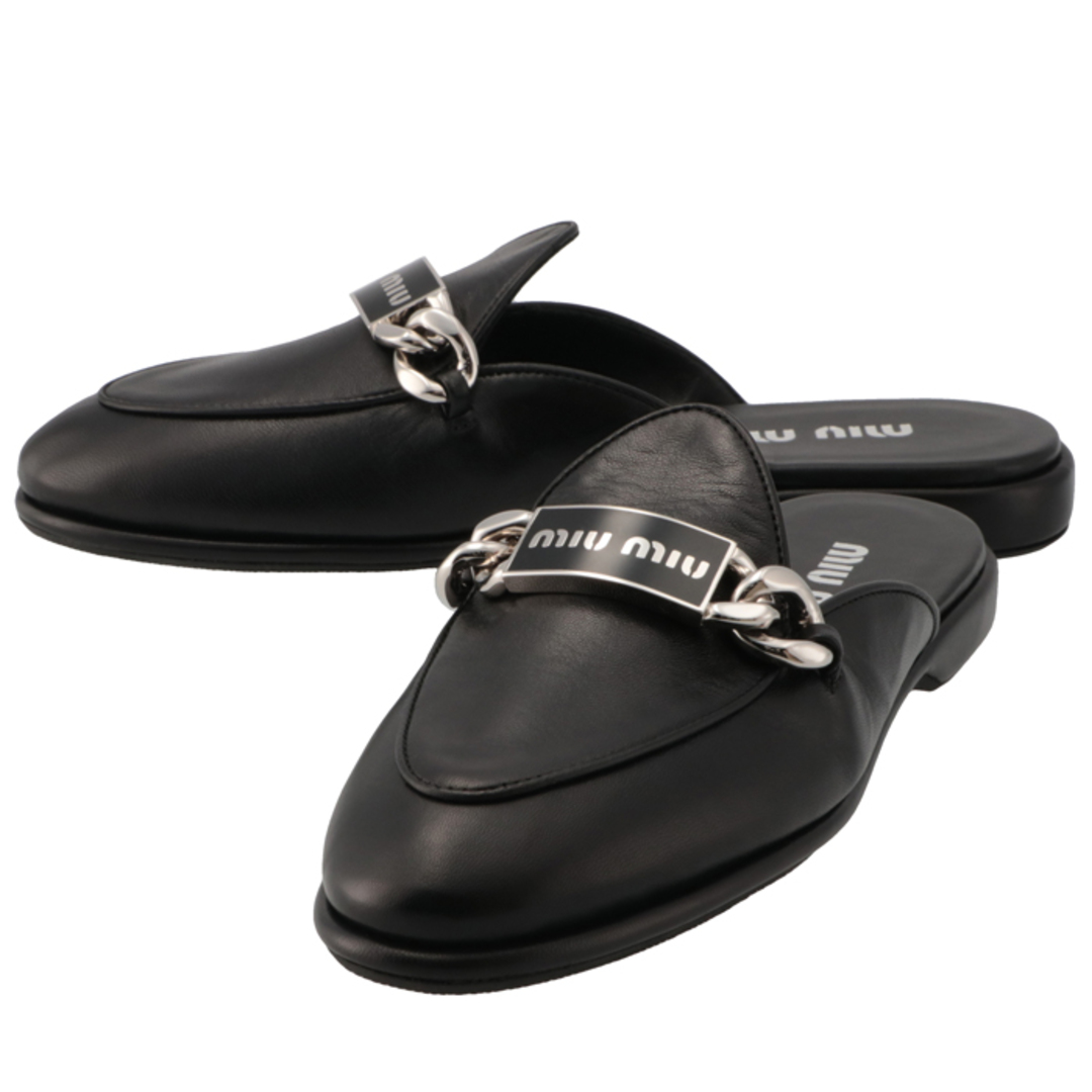 miumiu(ミュウミュウ)のミュウミュウ MIU MIU フラットシューズ スリッパ ミュール ロゴ チェーンディテール 5D867D015 011 002 レディースの靴/シューズ(サンダル)の商品写真