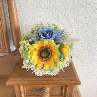 青い薔薇と向日葵のレースプレートの壁飾り（ワイヤースタンド付き） 　贈り物(リース)