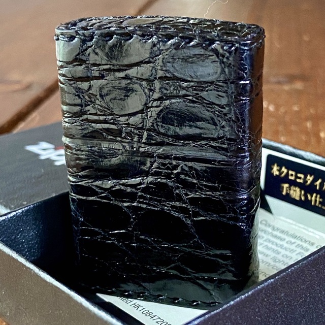 ZIPPO(ジッポー)の新品 Zippo 本クロコダイル 革巻き ブラック 手縫い ワニ革 ジッポー メンズのファッション小物(タバコグッズ)の商品写真