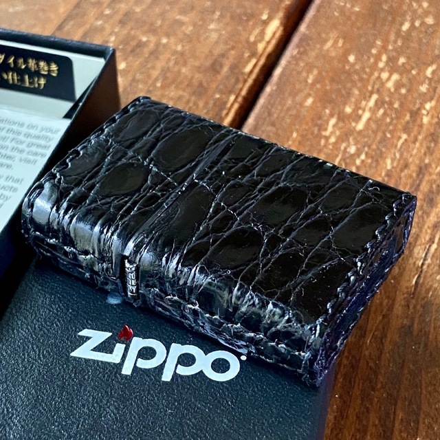 ZIPPO(ジッポー)の新品 Zippo 本クロコダイル 革巻き ブラック 手縫い ワニ革 ジッポー メンズのファッション小物(タバコグッズ)の商品写真