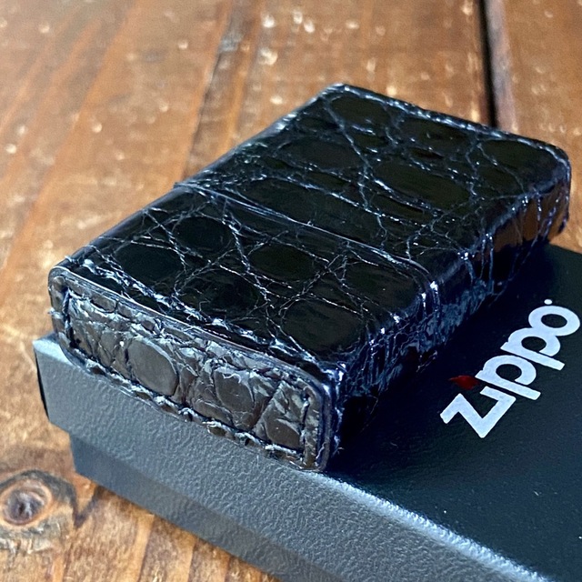 ZIPPO(ジッポー)の新品 Zippo 本クロコダイル 革巻き ブラック 手縫い ワニ革 ジッポー メンズのファッション小物(タバコグッズ)の商品写真