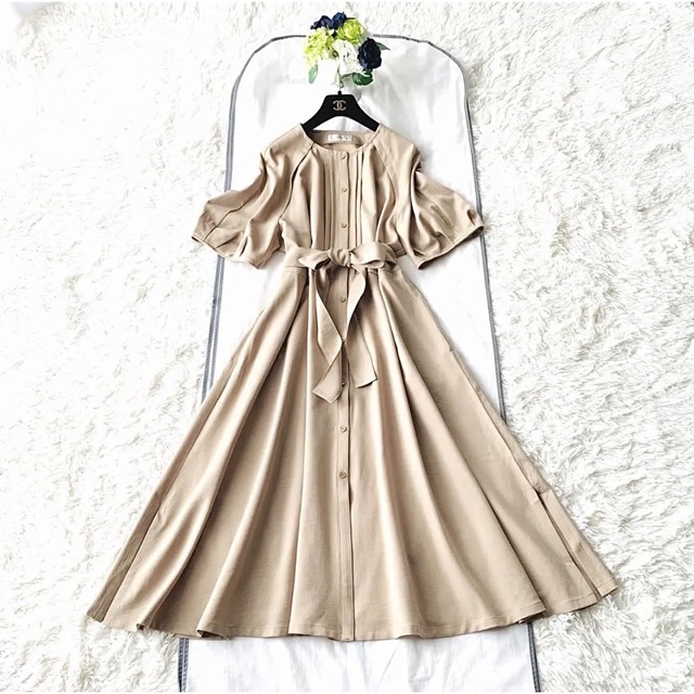 新品‼️新タグ Lellian 落ち感美しい とろみ素材 パフ袖ミディ丈ワンピース