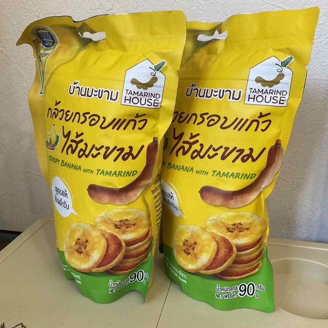 タイ製　　　タマリンドジャムのサクサクバナナチップス　90g✖️2袋 食品/飲料/酒の食品(菓子/デザート)の商品写真