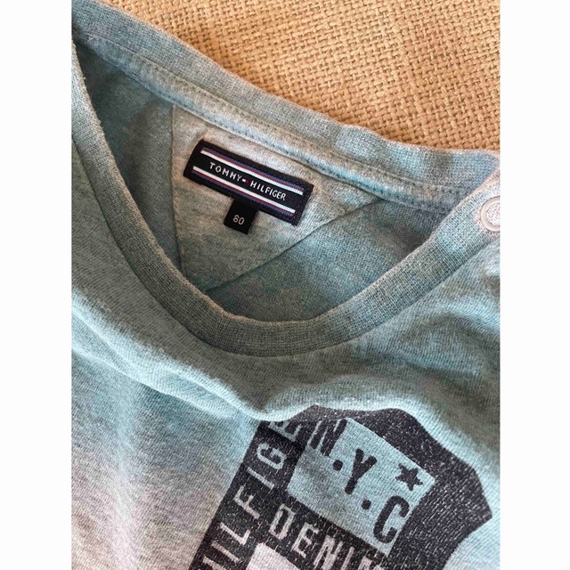 TOMMY HILFIGER(トミーヒルフィガー)の▷ トミーヒルフィガー　Tシャツ　半袖　グレー　男の子　80  送料込・匿名配送 キッズ/ベビー/マタニティのベビー服(~85cm)(Ｔシャツ)の商品写真