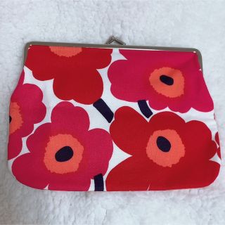 マリメッコ(marimekko)のマリメッコ　がま口ポーチ　新品　ピンク　赤(ポーチ)