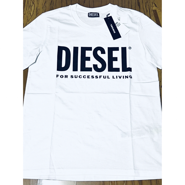 DIESEL(ディーゼル)のDIESEL  レディース　新品未使用　Mサイズ　Tシャツ　カットソー　半袖　白 レディースのトップス(Tシャツ(半袖/袖なし))の商品写真