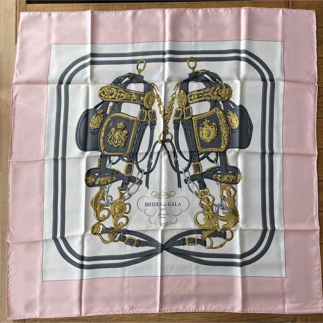 【未使用（美品）HERMES シルクスカーフ（65cm×63cm）