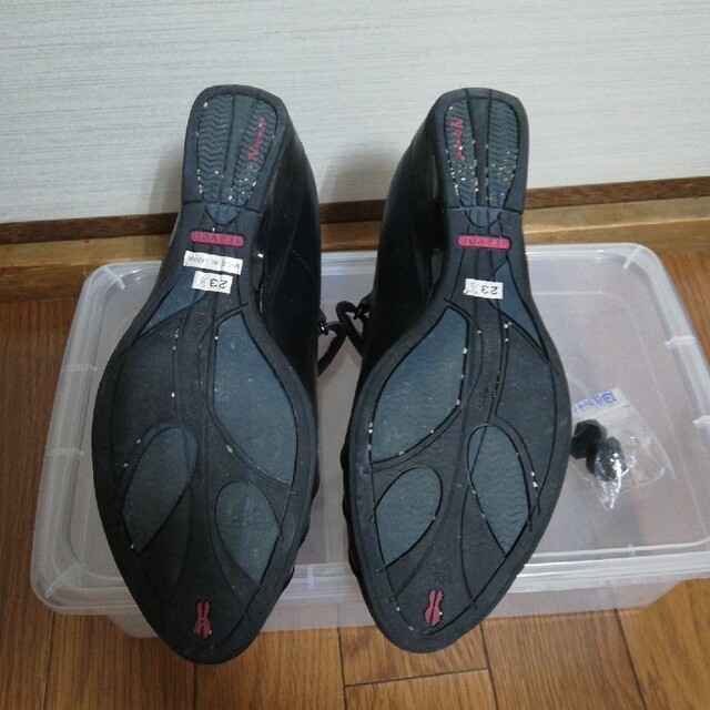 Aravon(アラヴォン)の美品 aravon パンプス 23.5cm 黒 痛くない レディースの靴/シューズ(ハイヒール/パンプス)の商品写真