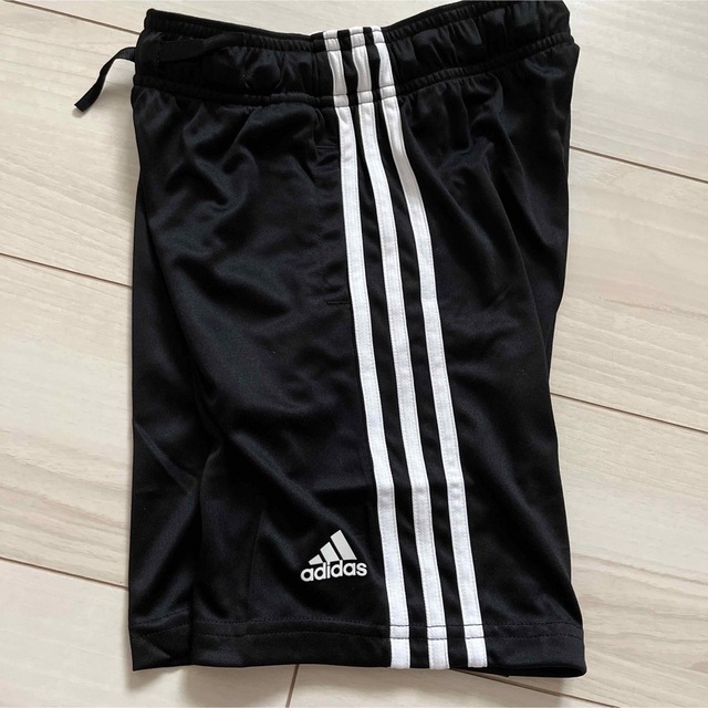 adidas(アディダス)の新品　アディダス　セットアップ上下　150 Tシャツ／ハーフパンツ　赤／黒 キッズ/ベビー/マタニティのキッズ服男の子用(90cm~)(その他)の商品写真