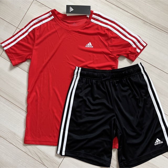 adidas(アディダス)の新品　アディダス　セットアップ上下　150 Tシャツ／ハーフパンツ　赤／黒 キッズ/ベビー/マタニティのキッズ服男の子用(90cm~)(その他)の商品写真