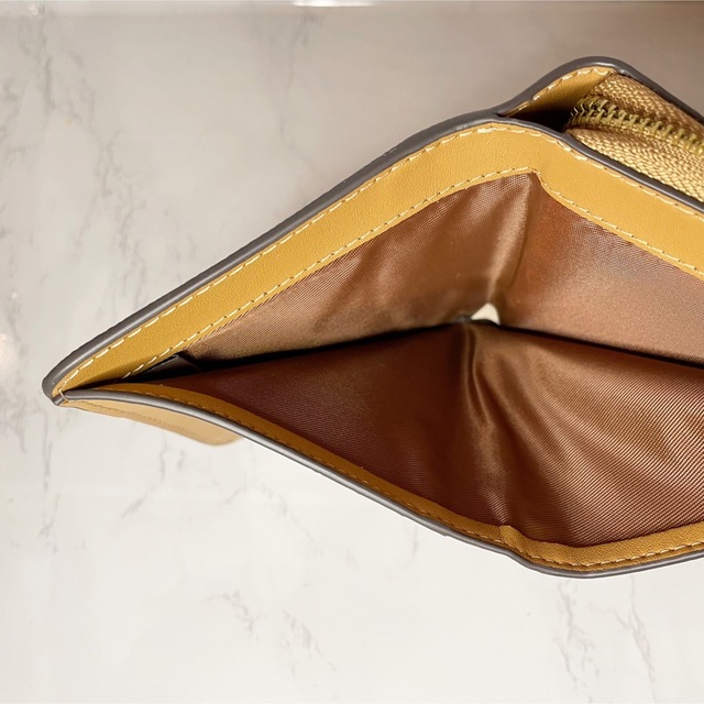 COACH(コーチ)の【COACH】 ビルフォールド ウォレット アイボリー×ベージュ折財布 レディースのファッション小物(財布)の商品写真