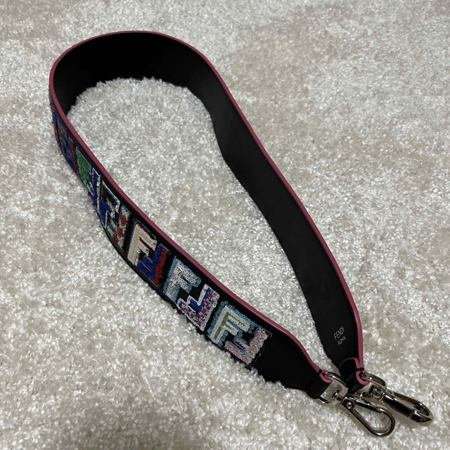人気ブランド グラフティロゴ ハート 極美品 フェンディ FENDI