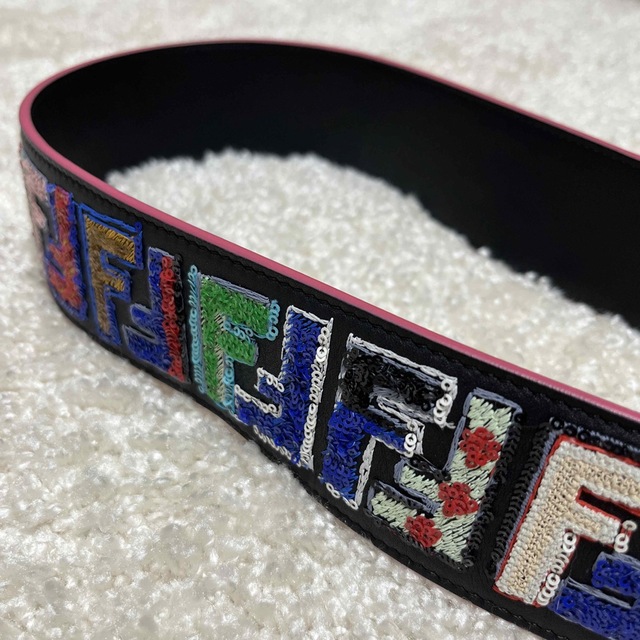 人気ブランド グラフティロゴ ハート 極美品 フェンディ FENDI
