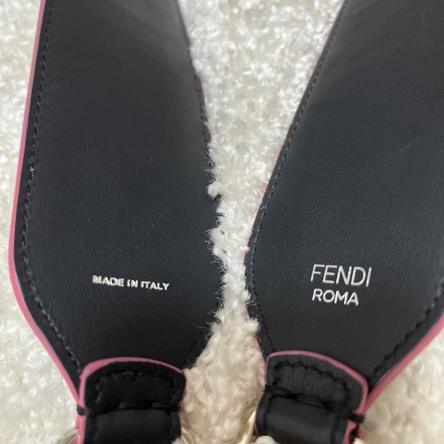 FENDI(フェンディ)のフェンディ　FENDI ストラップ　ストラップユー　黒　ブラック　スパンコール レディースのバッグ(その他)の商品写真