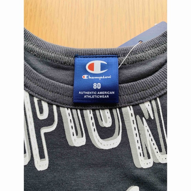 Champion(チャンピオン)の【新品未使用】チャンピオン アートロゴ Tシャツ 80 ベビー キッズ/ベビー/マタニティのベビー服(~85cm)(Ｔシャツ)の商品写真