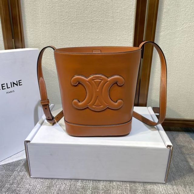 人気ブランド新作豊富 celine スムースカーフスキン トリオンフ