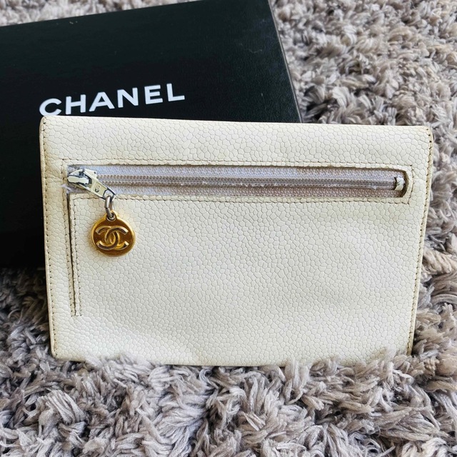 CHANEL(シャネル)のCHANEL シャネル ココマーク キャビアスキン 白　 二つ折り財布 レディースのファッション小物(財布)の商品写真