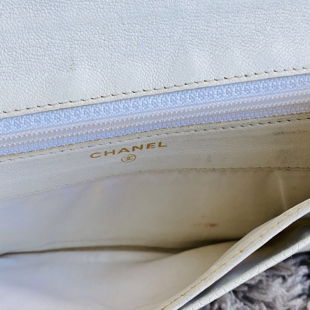 CHANEL(シャネル)のCHANEL シャネル ココマーク キャビアスキン 白　 二つ折り財布 レディースのファッション小物(財布)の商品写真