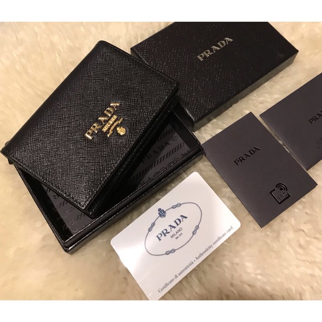 【新品未使用】プラダ PRADA 二つ折り 財布