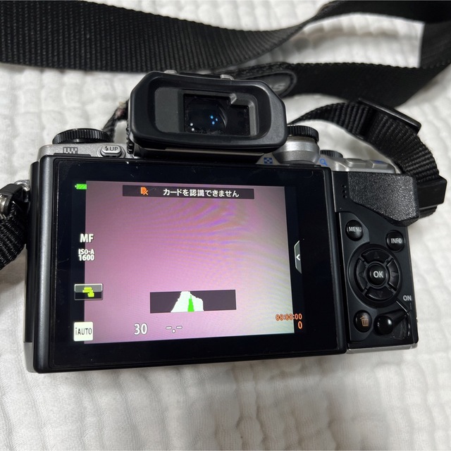 OLYMPUS(オリンパス)のOLYMPUS OM−D E−M10 SILVER スマホ/家電/カメラのカメラ(ミラーレス一眼)の商品写真