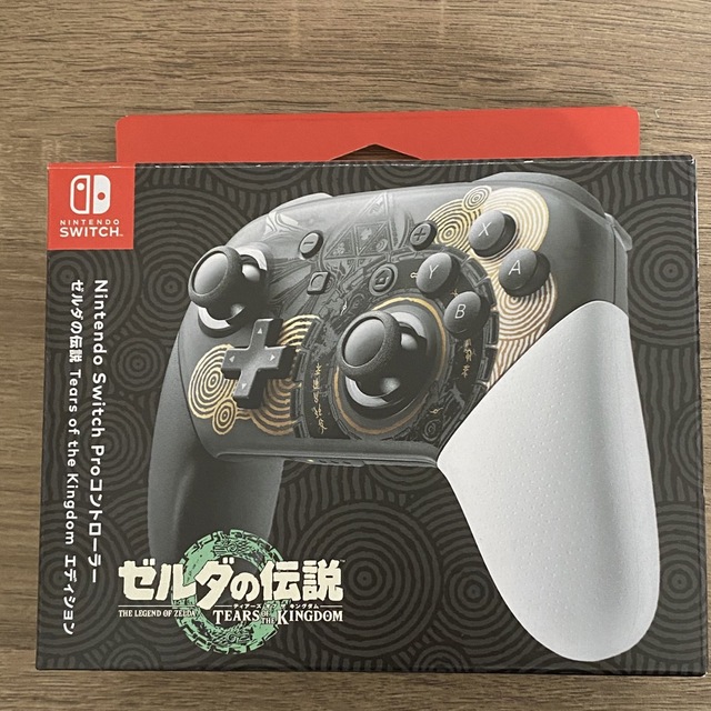 任天堂(ニンテンドウ)のNintendo SWITCH PROコントローラー ゼルダの伝説 プロコン新品 エンタメ/ホビーのゲームソフト/ゲーム機本体(家庭用ゲーム機本体)の商品写真