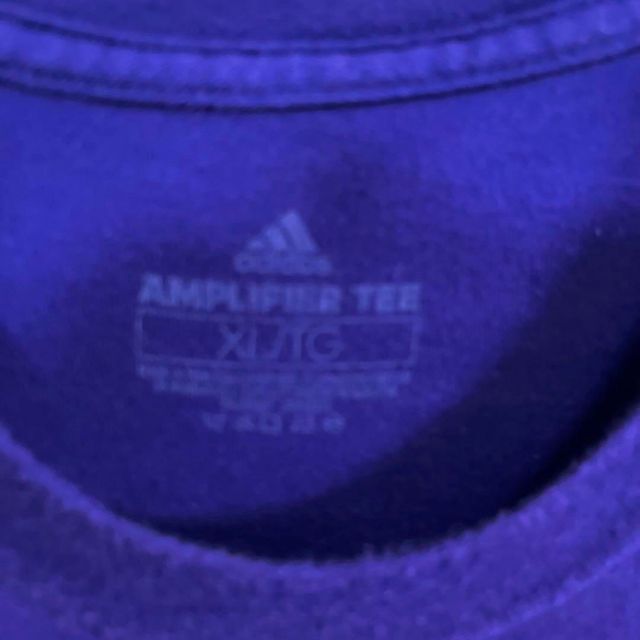 adidas(アディダス)のアメリカ古着　ECUカレッジフットボールプリントTシャツ　サイズXL 紫パープル メンズのトップス(Tシャツ/カットソー(半袖/袖なし))の商品写真