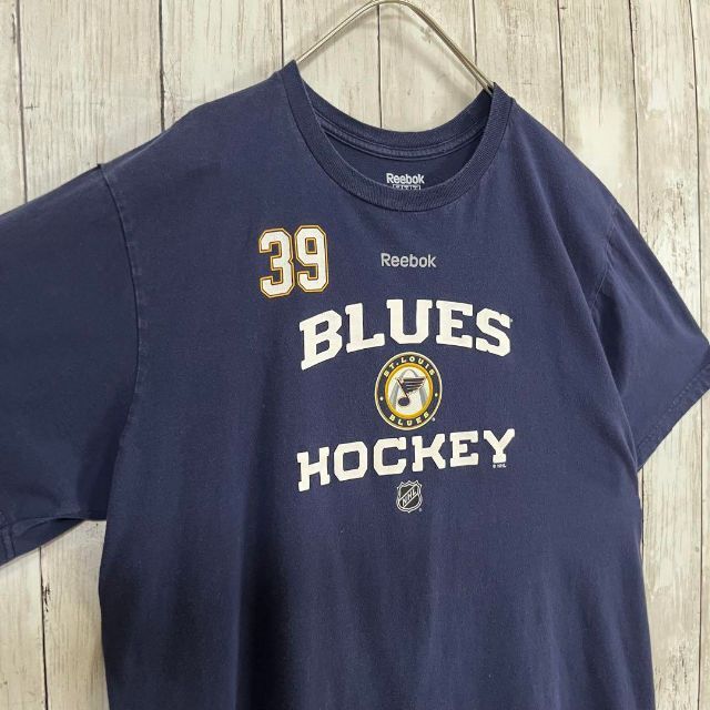 Reebok(リーボック)のアメリカ古着リーボックNHLブルース　チームロゴバックプリントTシャツLネイビー メンズのトップス(Tシャツ/カットソー(半袖/袖なし))の商品写真