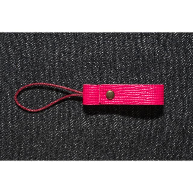 小さな革製ストラップ (ピンク) ハンドメイドのアクセサリー(キーホルダー/ストラップ)の商品写真