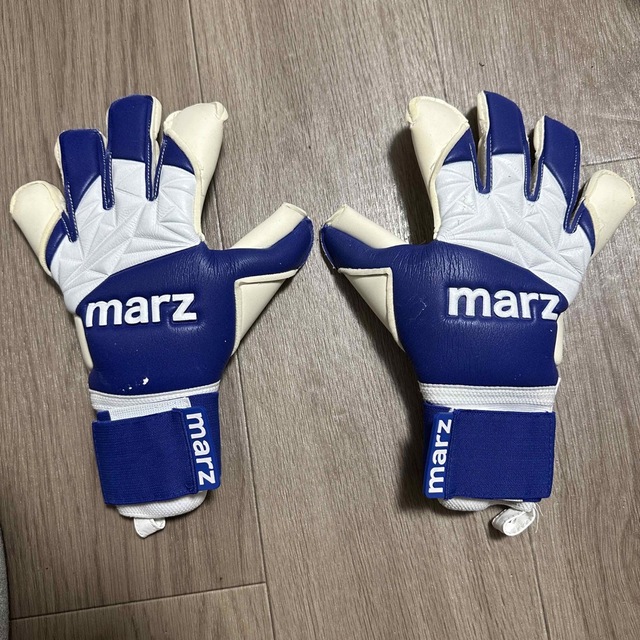 【明日値上げします😿】marz キーパーグローブ 9号 ブルー×ホワイト スポーツ/アウトドアのサッカー/フットサル(その他)の商品写真