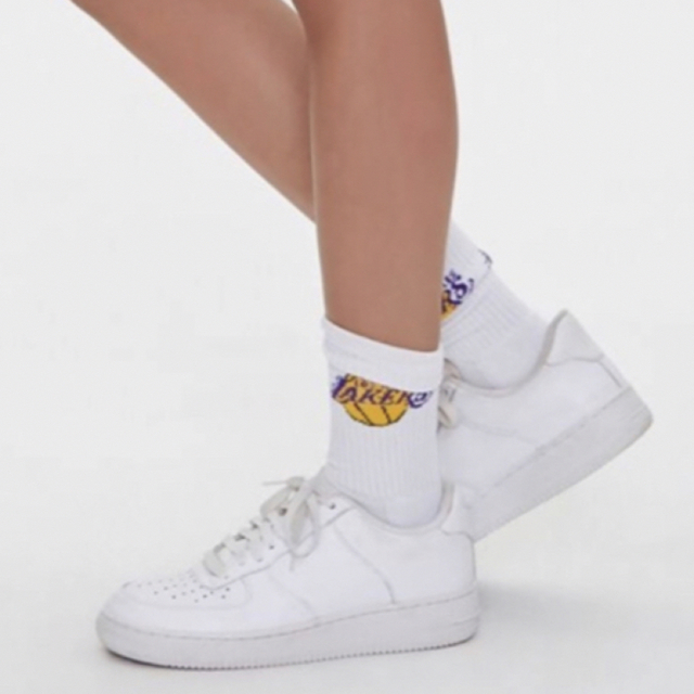 FOREVER 21(フォーエバートゥエンティーワン)のFOREVER21✖️NBA レイカーズ ソックス ホワイト Lakers 靴下 レディースのレッグウェア(ソックス)の商品写真