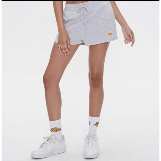 FOREVER 21(フォーエバートゥエンティーワン)のFOREVER21✖️NBA レイカーズ ソックス ホワイト Lakers 靴下 レディースのレッグウェア(ソックス)の商品写真