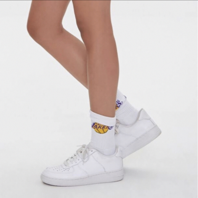 FOREVER 21(フォーエバートゥエンティーワン)のFOREVER21✖️NBA レイカーズ ソックス ホワイト Lakers 靴下 レディースのレッグウェア(ソックス)の商品写真