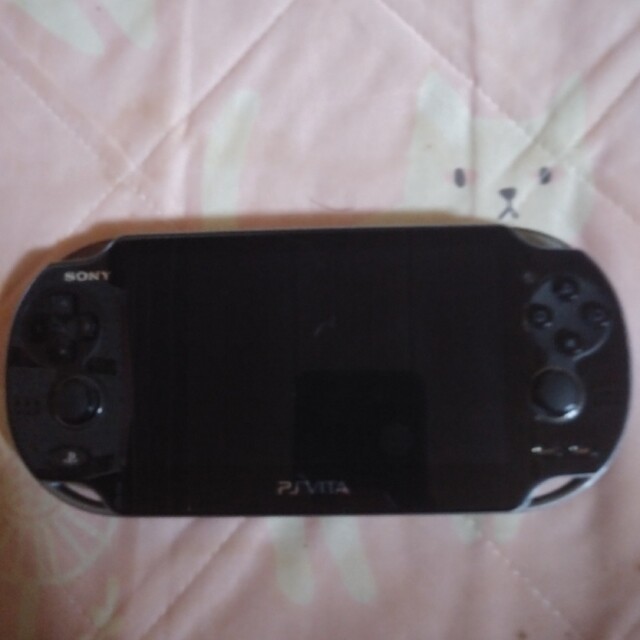 PlayStation Vita(プレイステーションヴィータ)のplaystation Vita PCH-1000 エンタメ/ホビーのゲームソフト/ゲーム機本体(携帯用ゲーム機本体)の商品写真