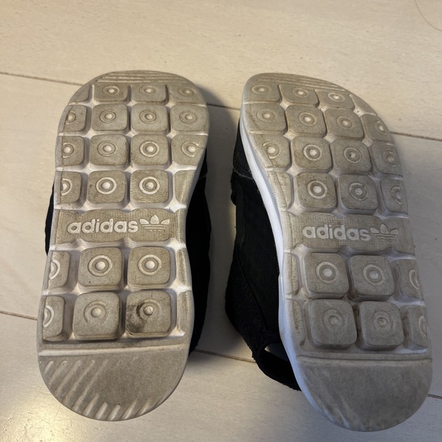 adidas(アディダス)のadidas キッズシューズ　18.5センチ キッズ/ベビー/マタニティのキッズ靴/シューズ(15cm~)(サンダル)の商品写真