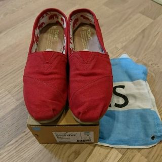 トムズ(TOMS)のTOMS  キャンバスレッド  24センチ(スリッポン/モカシン)