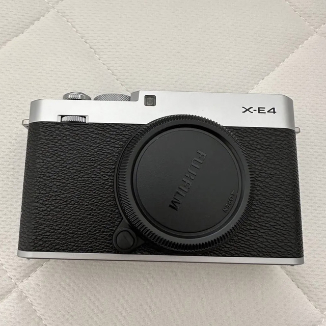 富士フイルム(フジフイルム)の富士フイルム FUJIFILM X-E4 サブ充電器、バッテリー2個付き スマホ/家電/カメラのカメラ(ミラーレス一眼)の商品写真