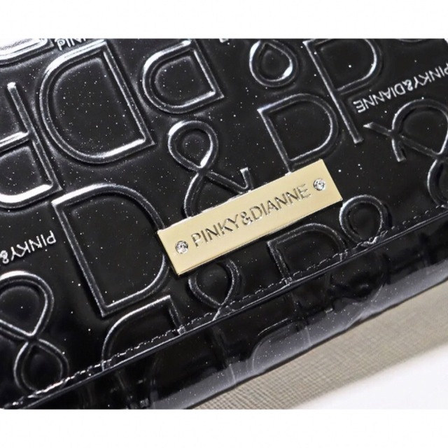 Pinky&Dianne(ピンキーアンドダイアン)の《ピンキー＆ダイアン》新品 ポケット多数 エンボスレザーかぶせ式長財布 黒 レディースのファッション小物(財布)の商品写真