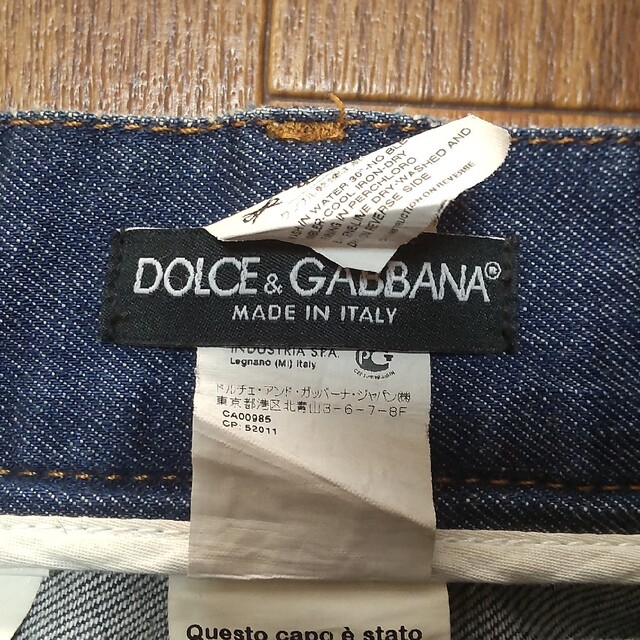 DOLCE&GABBANA(ドルチェアンドガッバーナ)のDOLCE&GABBANA デニムパンツ ダメージ加工 レザープレート メンズのパンツ(デニム/ジーンズ)の商品写真