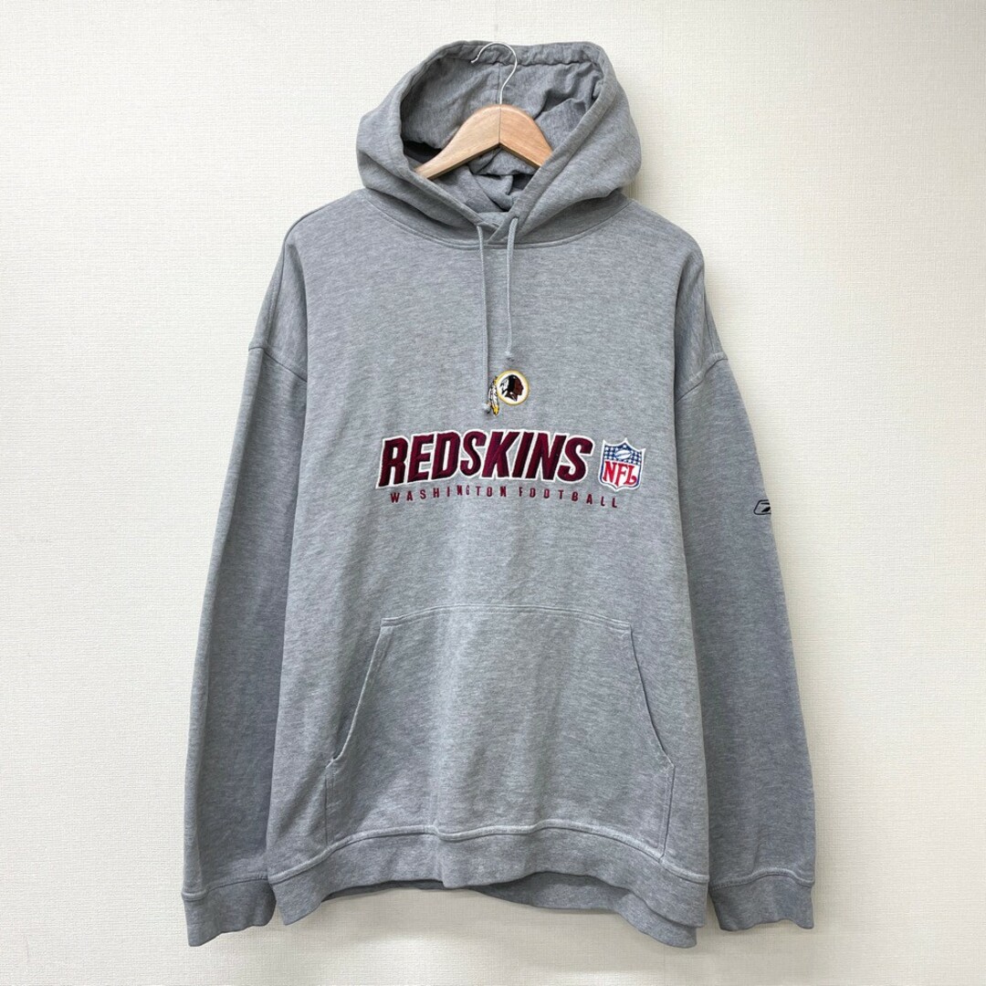 US リーボック Reebok NFL ワシントン レッドスキンズ スウェット パーカー プルオーバー 長袖 カレッジ ロゴ 刺繍 サイズ：メンズ 2XL ビッグサイズ グレーパーカー