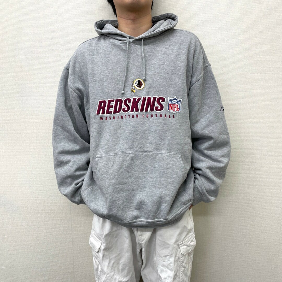 Reebok(リーボック)のUS古着 リーボック Reebok NFL ワシントン レッドスキンズ スウェット パーカー プルオーバー 長袖 カレッジ ロゴ 刺繍 サイズ：メンズ 2XL ビッグサイズ グレー 【中古】 メンズのトップス(パーカー)の商品写真