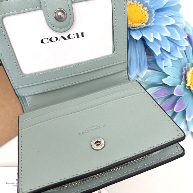 【新品】COACH(コーチ)ライトブルー 花柄 チャーム付き レザー 折り財布