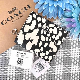 コーチ(COACH)の【新品】COACH コーチ アニマル チャーム付き 折り財布(財布)