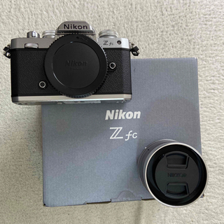 ニコン(Nikon)のNikon Z fc SILVER   dx16-50 3.5-6.3付(ミラーレス一眼)